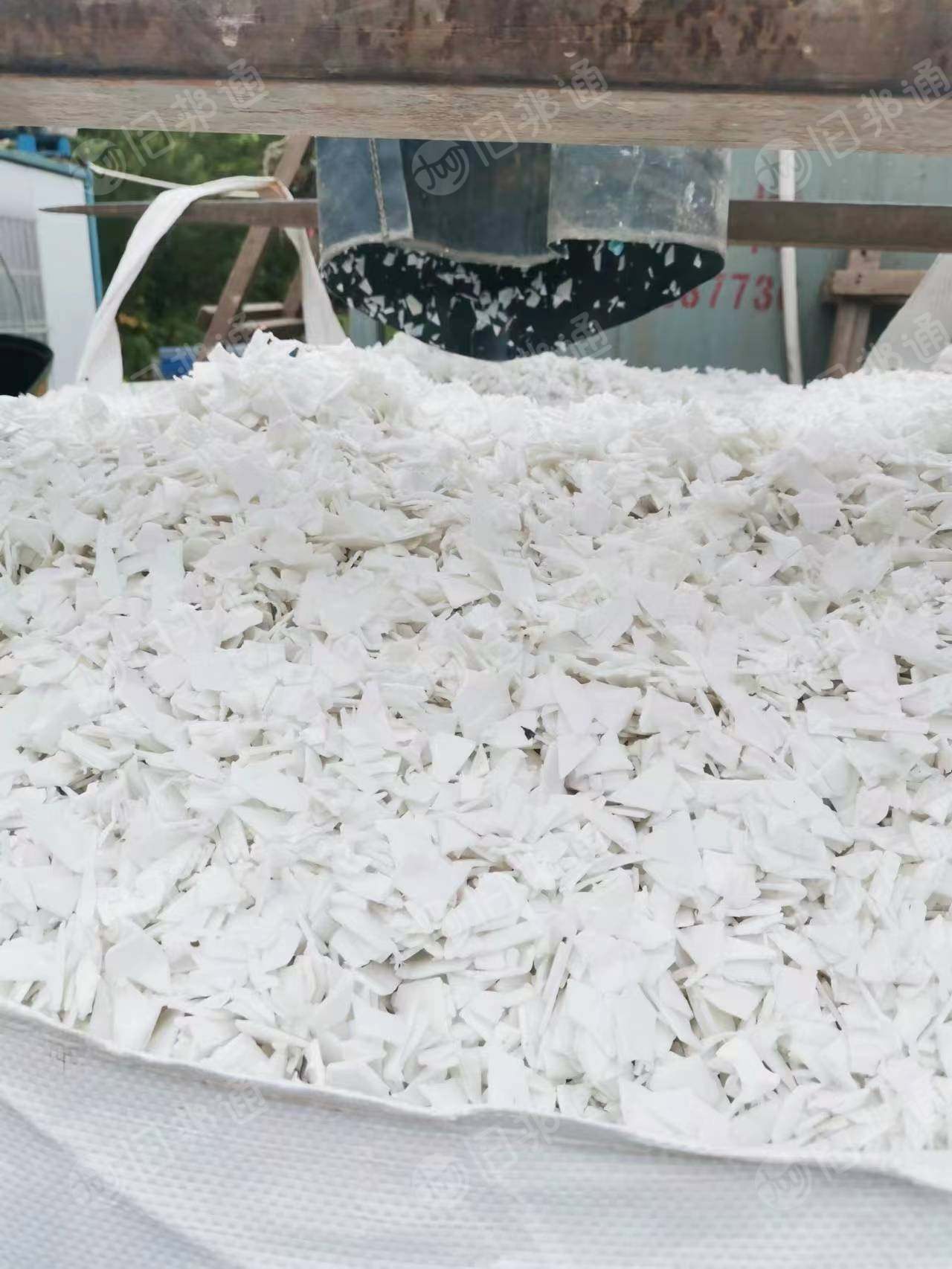 纯工地下来的涂料桶破碎料出售,月供20几吨