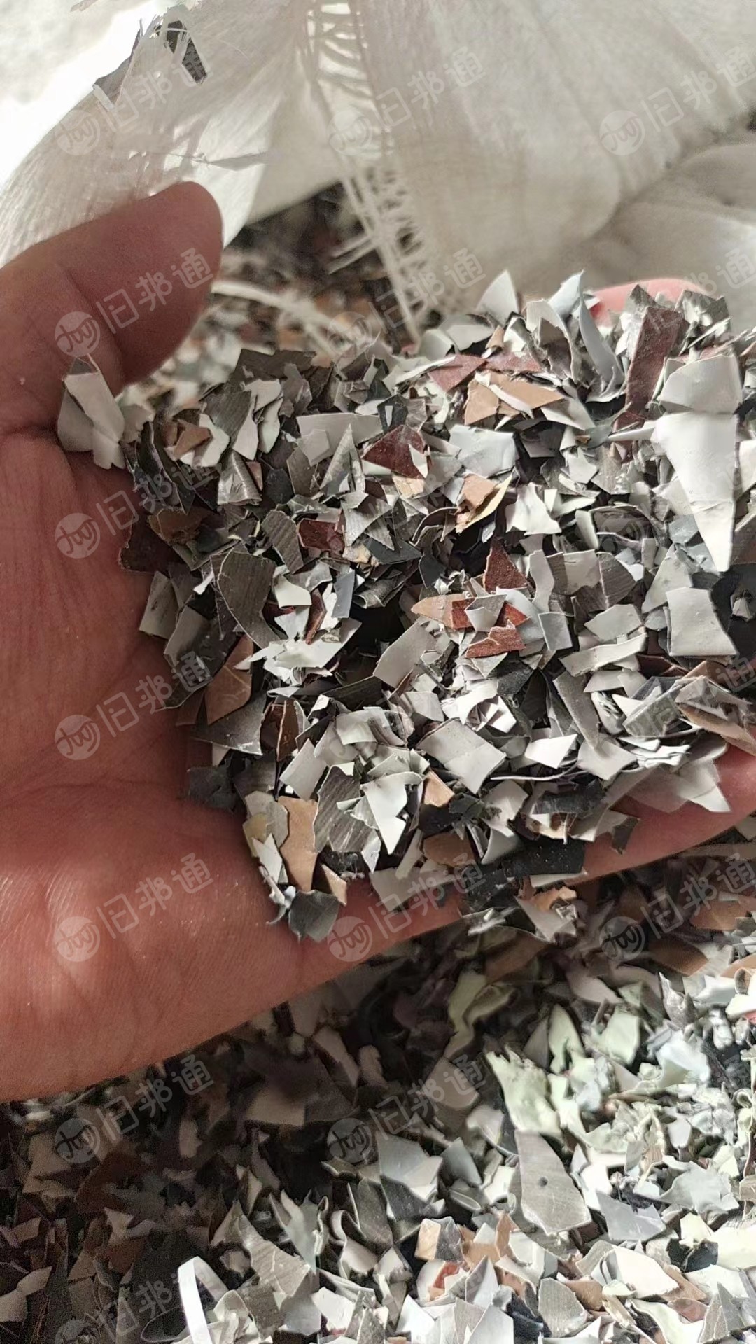 长期出售PVC壁纸破碎料,花色和白色的都有
