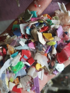 红蓝丙破碎料(含5个点左右沉底),花丙破碎料(全漂),月供200吨