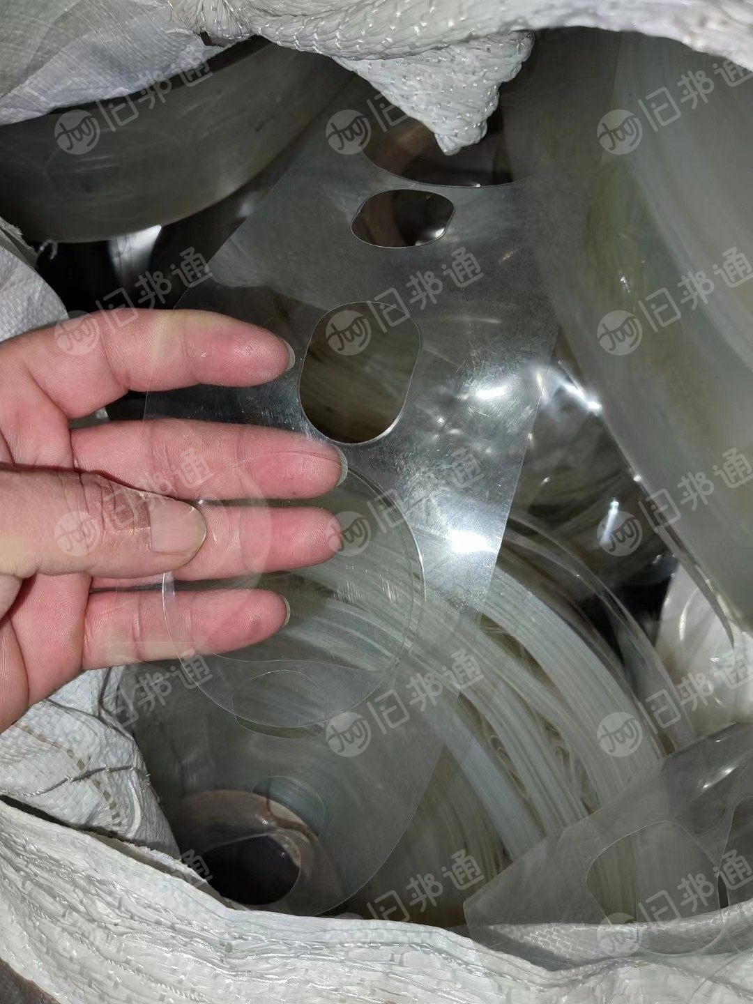 PET膜(里面有冲压时带的胶边),厚度比手机膜厚,长期出售