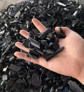 汽车配件水口料破碎料，pa66+玻纤材质，有150吨左右，长期出售