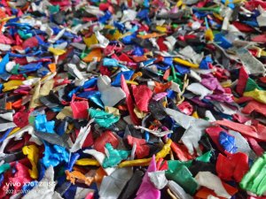 涂料桶破碎料，花工丙破碎料，清洗甩干出售