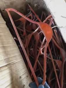 衣架十三米两车左右，有实木衣架、裤夹、塑料衣架等等，绝大多数原箱原件，特价秒杀