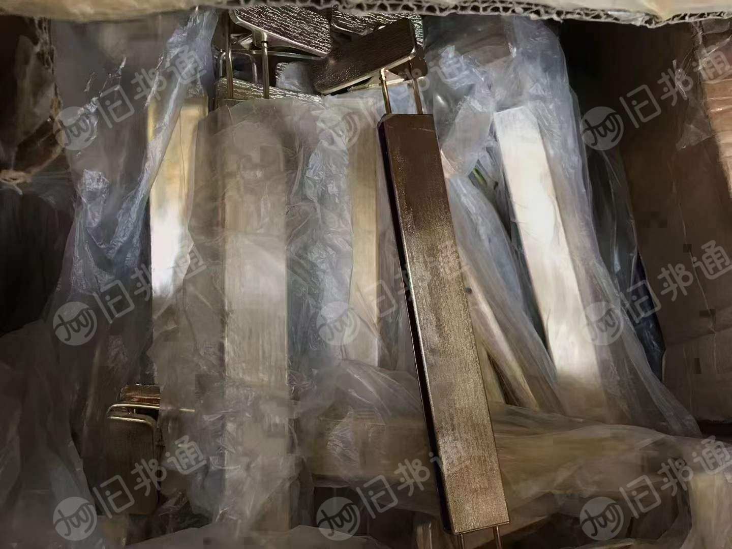 衣架十三米两车左右,有实木衣架、裤夹、塑料衣架等等,绝大多数原箱原件,特价秒杀