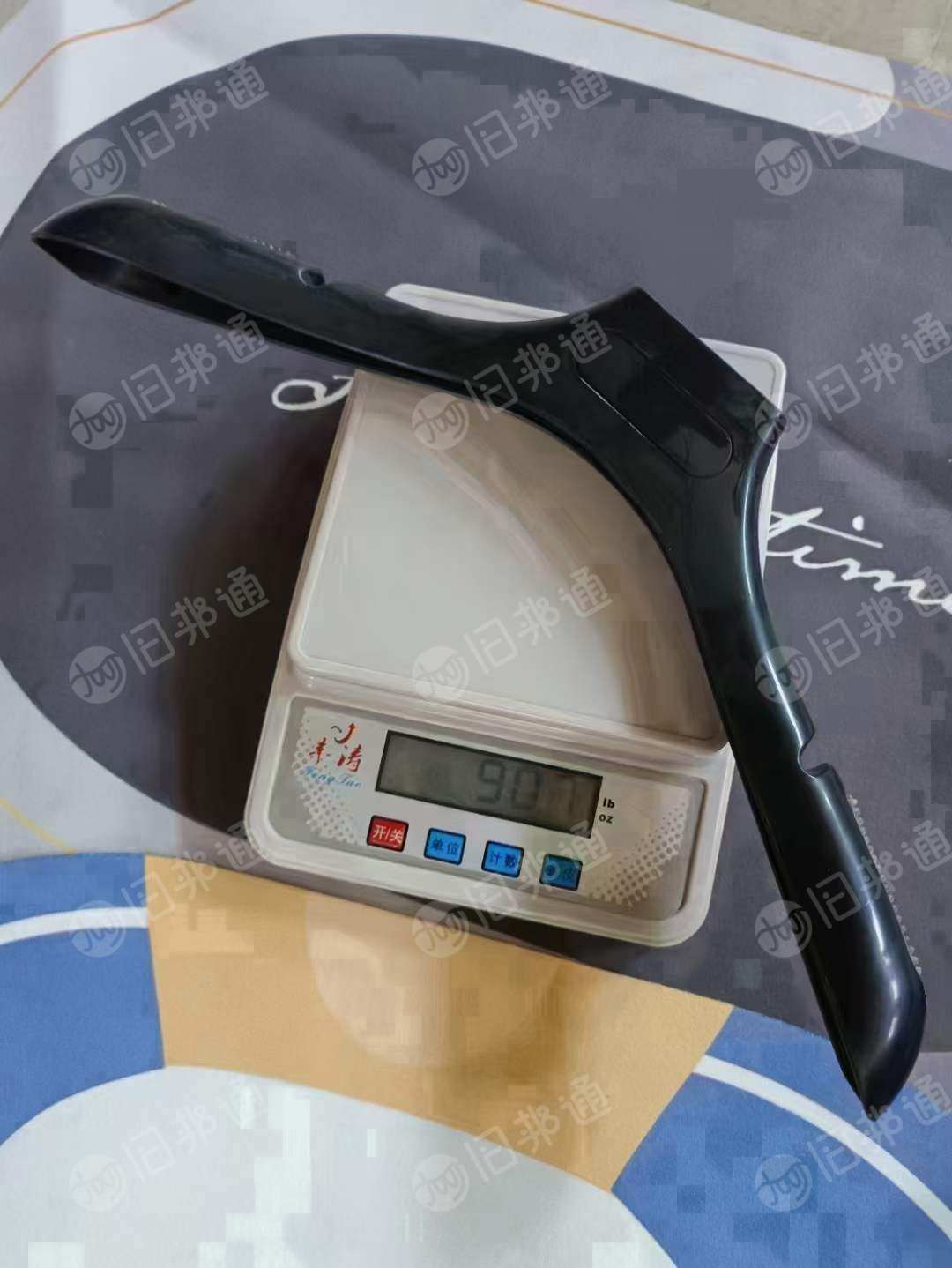 衣架十三米两车左右,有实木衣架、裤夹、塑料衣架等等,绝大多数原箱原件,特价秒杀