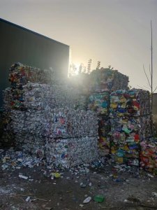 打包站长期出售PE花乙压块，大小白压块，现货9.6米一车