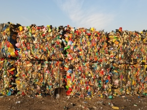 PE大小白压块长期出售，现货快1车了