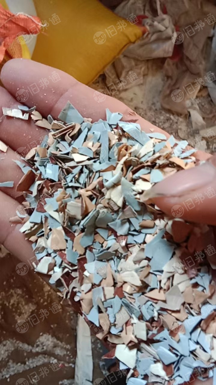 杂色PVC墙纸破碎料,中性偏硬,长期出售