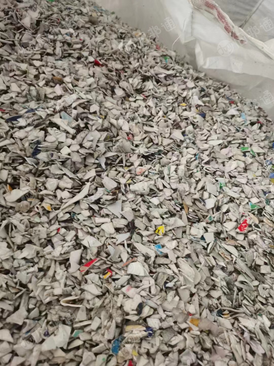 带字涂料桶破碎料,现货一挂车出售