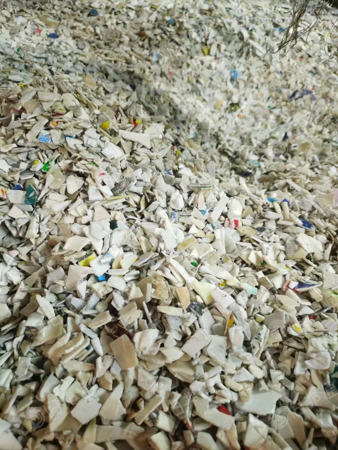 带字涂料桶破碎料,现货一挂车出售