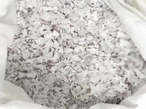 长期出售PVC墙纸破碎料，白色和杂色都有