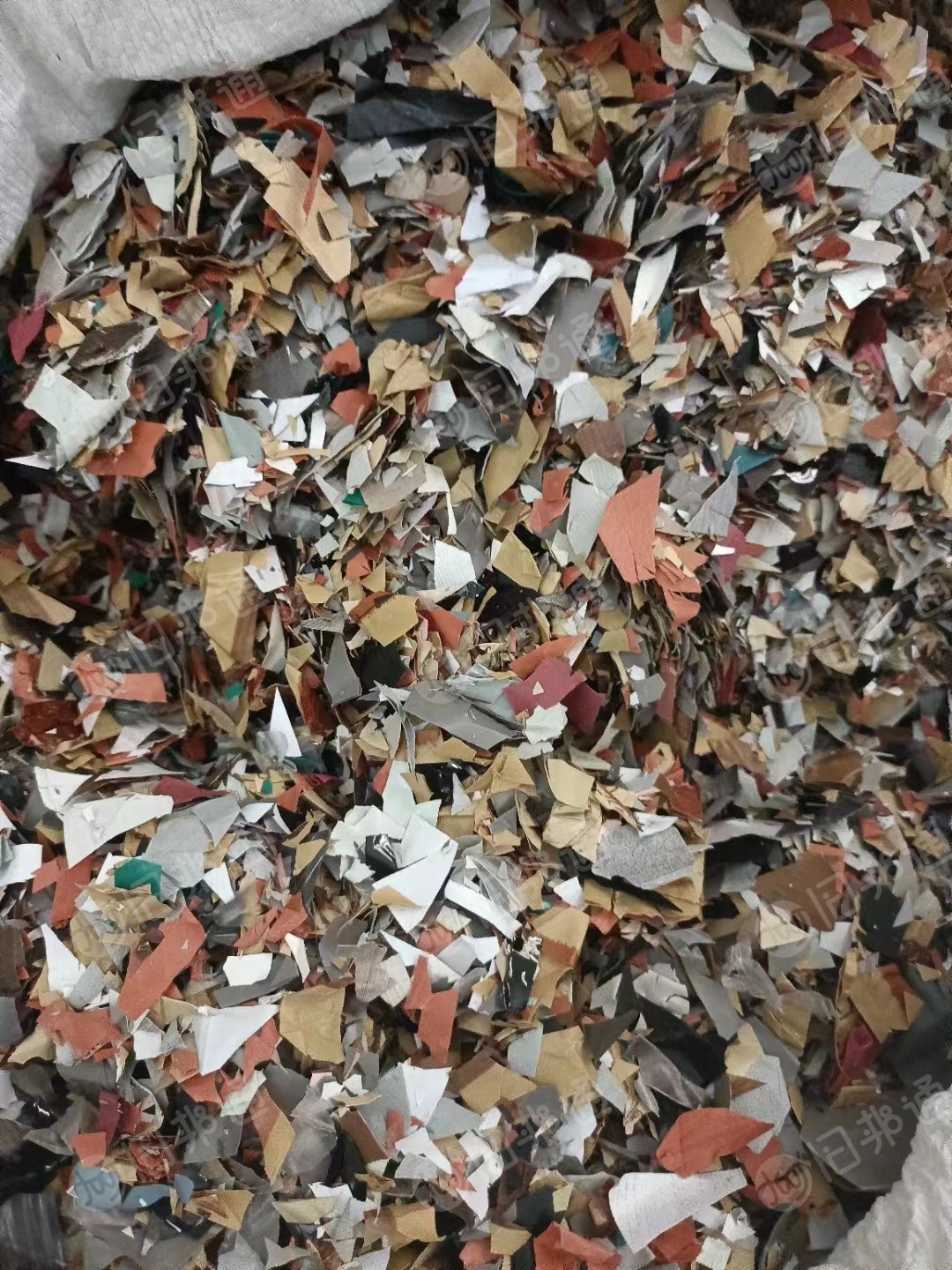 长期出售PVC墙纸破碎料,白色和杂色都有