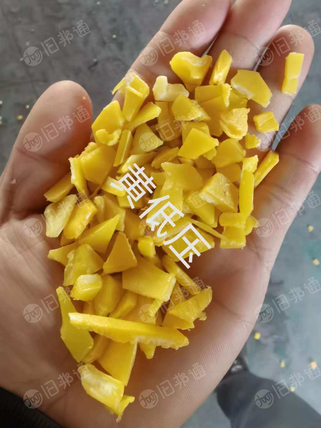 色低压垃圾桶破碎料,现货15吨,长期出售