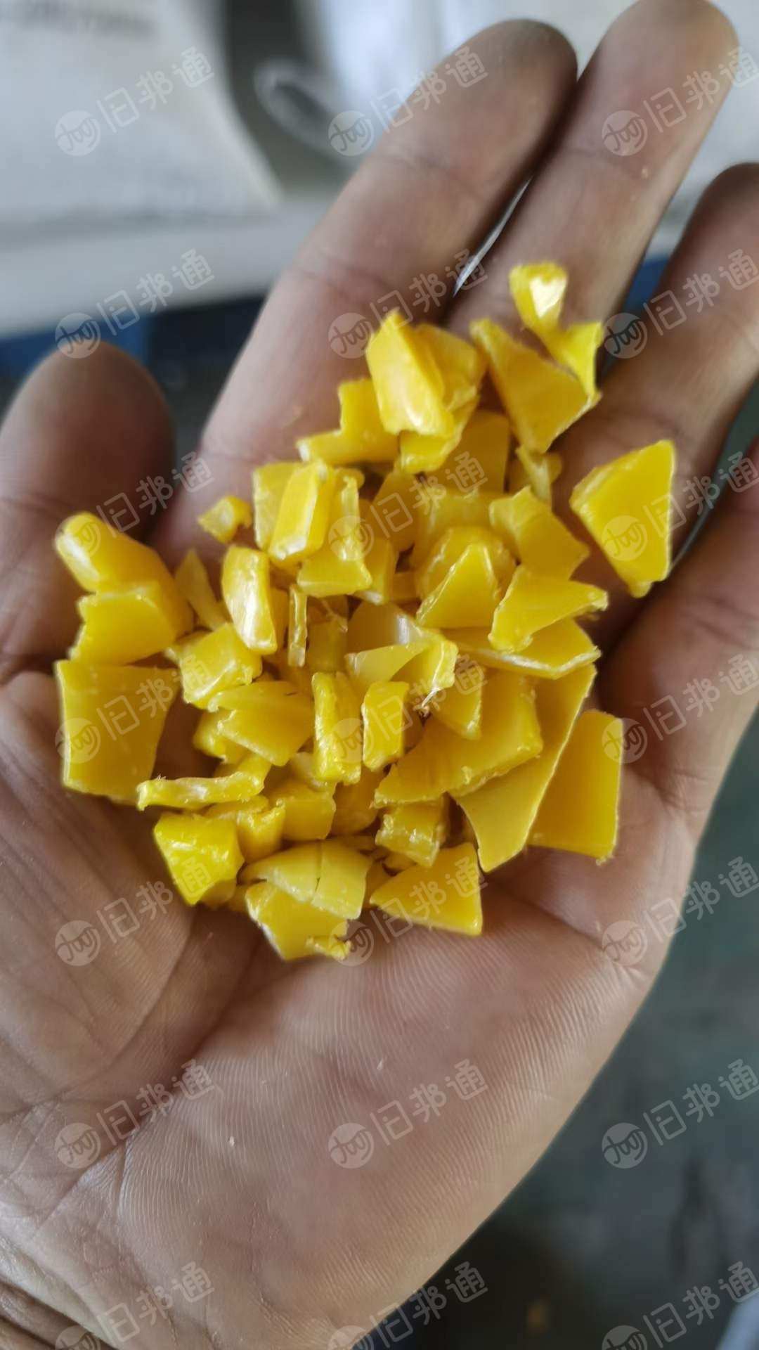 色低压垃圾桶破碎料,现货15吨,长期出售