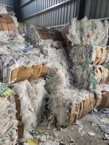 不干胶废料长期出售，无膜有膜混合打包