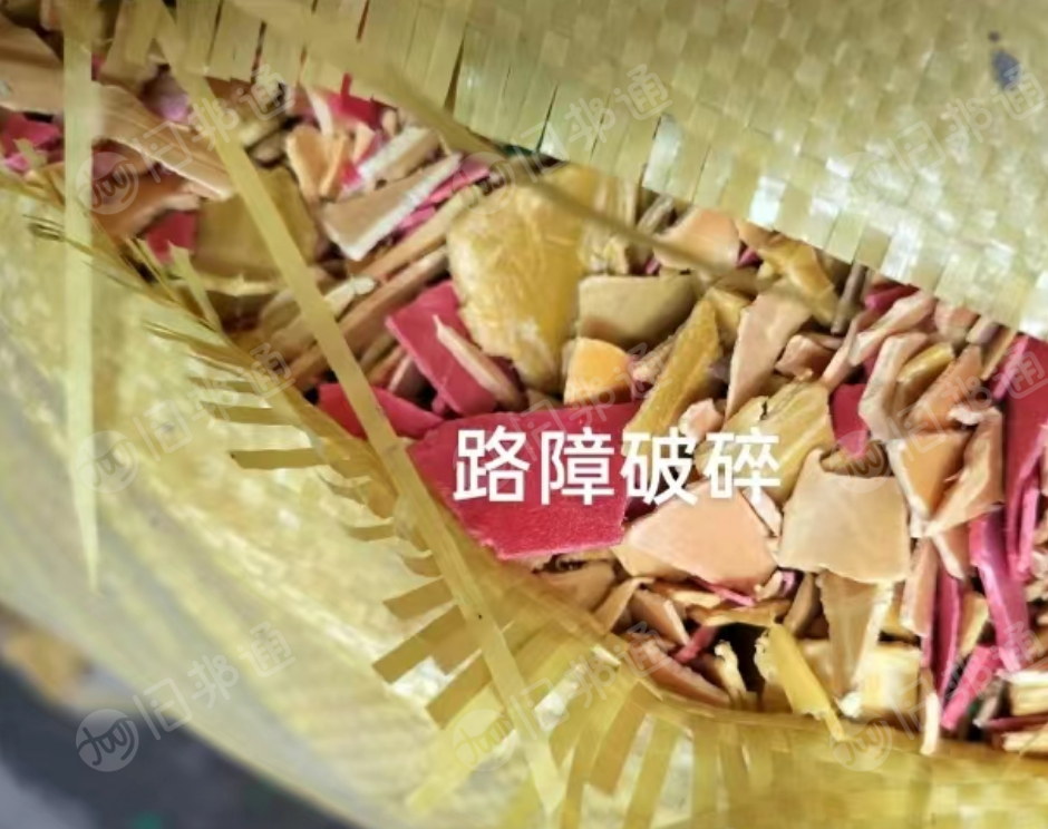 常年出售螺纹管破碎料,路障破碎料,沉水蓝桶破碎料