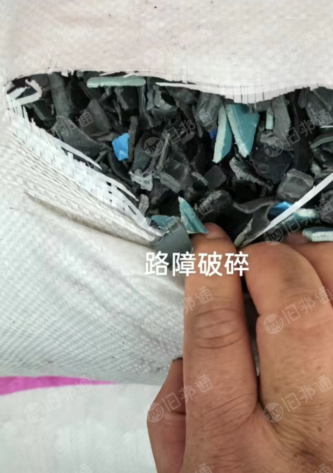 常年出售螺纹管破碎料,路障破碎料,沉水蓝桶破碎料