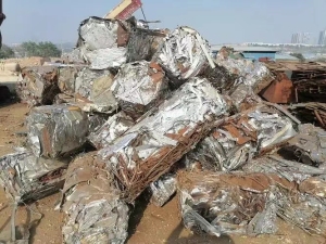 长期出售铁丝钢丝压块，铁皮压块，铸造用冷板压块