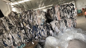 大量收购汽车环保革边角料