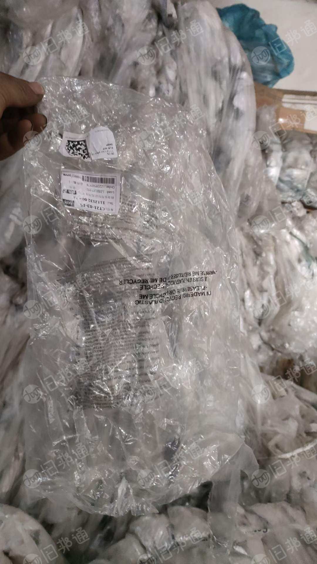 服装厂下来的干造纯高压料,有小商标,现货十几吨,长期出售