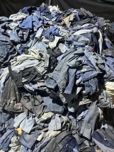 废旧牛仔裤，扣子已剪掉，大量出售