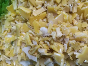 长期出售低压筐破碎料，啤酒框破碎料，垃圾桶破碎料都有