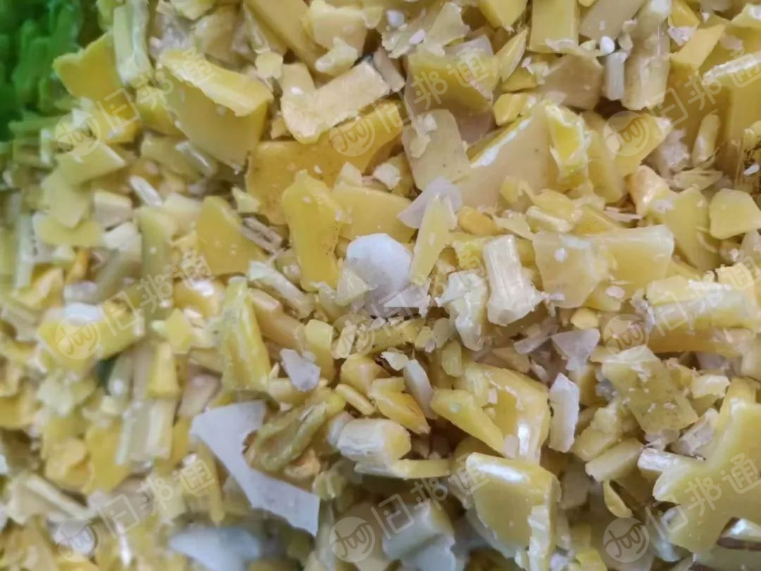 长期出售低压筐破碎料,啤酒框破碎料,垃圾桶破碎料都有