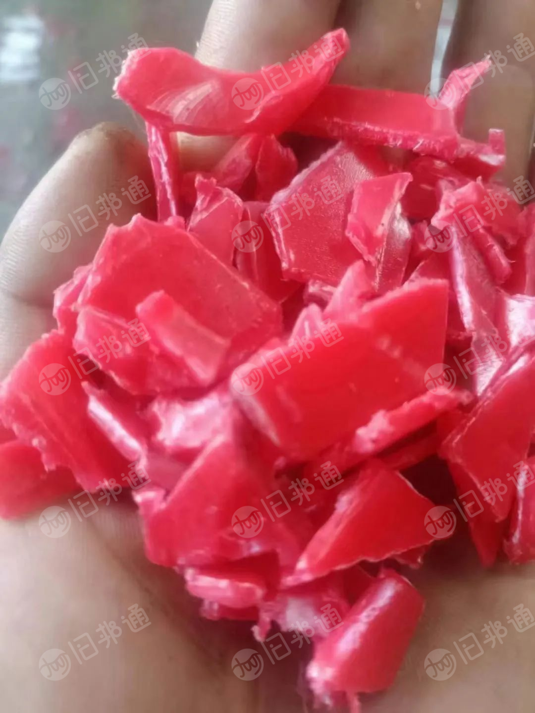 长期出售低压筐破碎料,啤酒框破碎料,垃圾桶破碎料都有