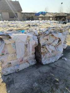 编织袋白袋子，硬壳的大白袋子居多，现货够车，大量出售