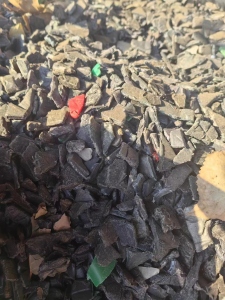 出售黑色垃圾桶破碎料