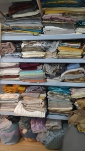 窗帘加工厂处理一批涤纶窗帘布料，窗帘边角料