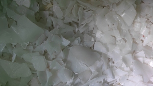 长期出售大小白粉碎料，甩干，过风选，直接上机，保证质量，用供300吨，找有实力厂家，可以来厂里考察