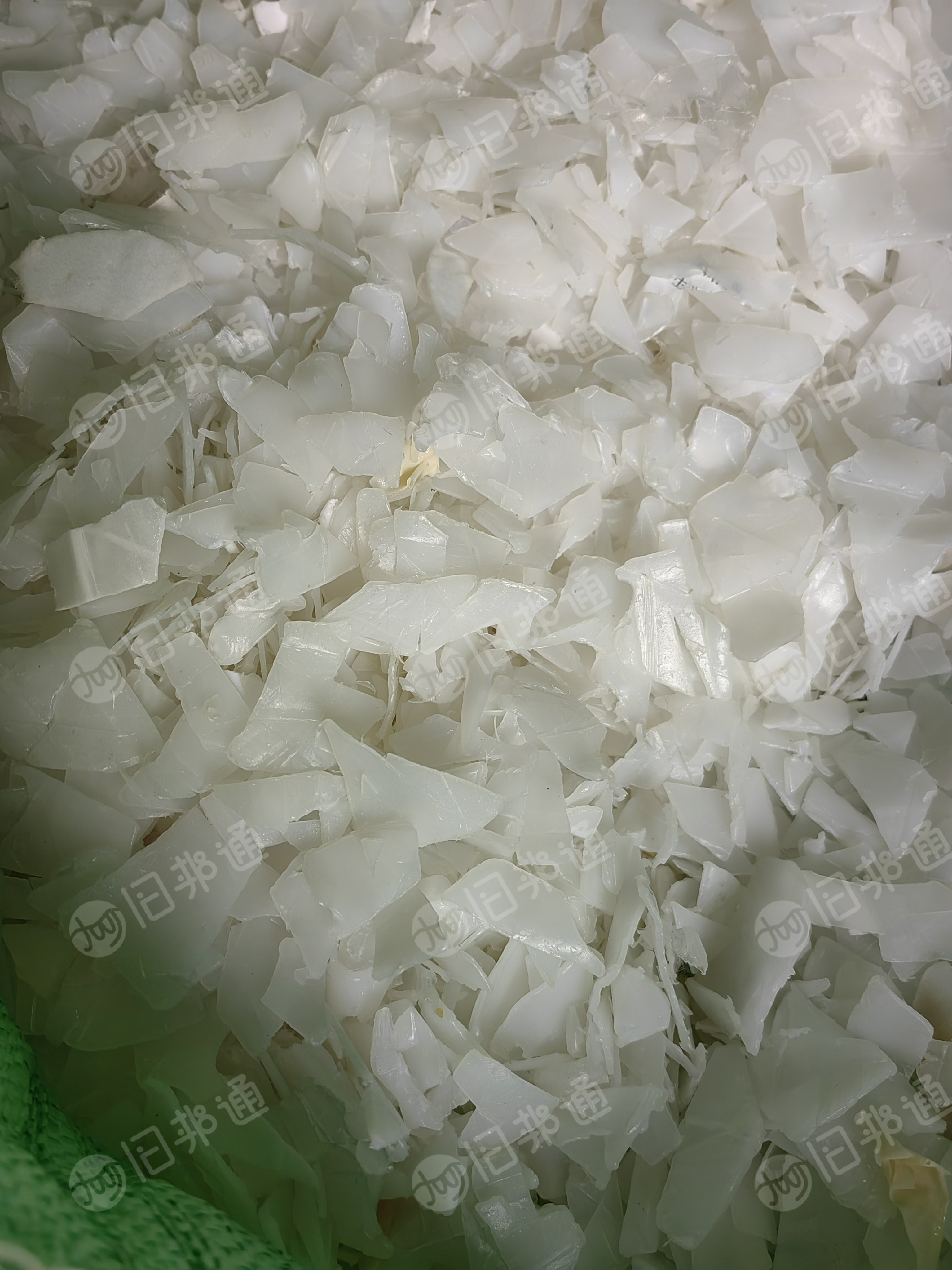 长期出售大小白粉碎料,甩干,过风选,直接上机,保证质量,用供300吨,找有实力厂家,可以来厂里考察