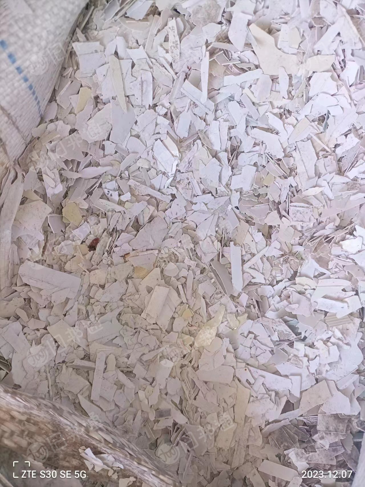 PVC纯白扣板破碎料,现货出售