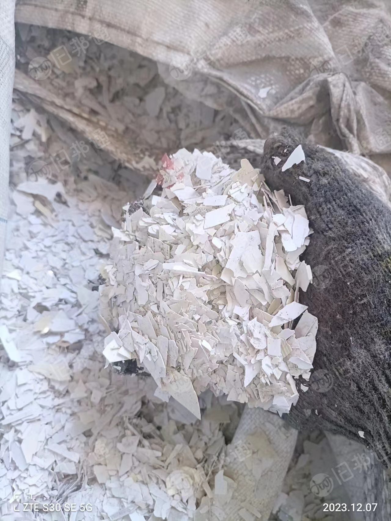 PVC纯白扣板破碎料,现货出售