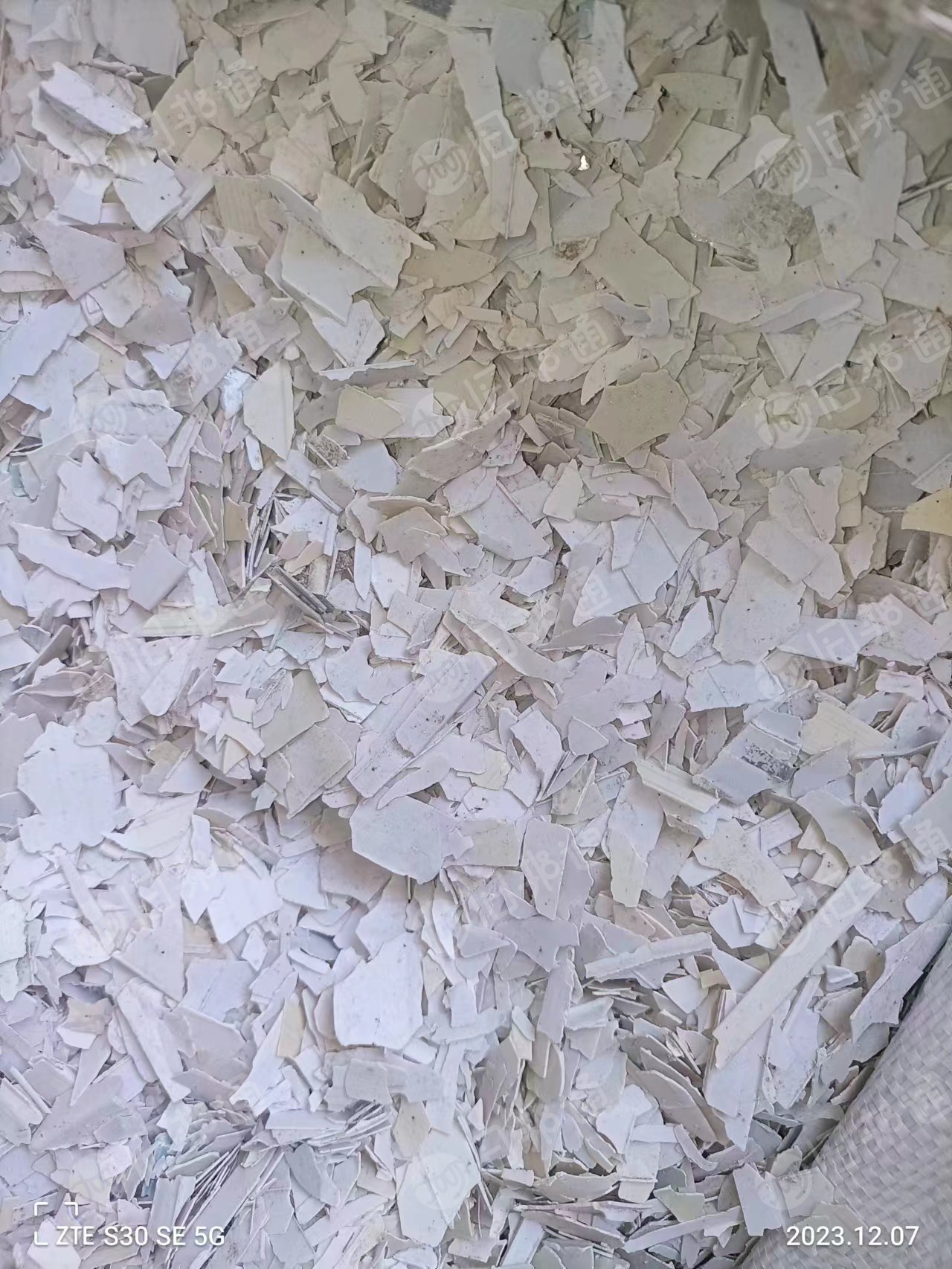 PVC纯白扣板破碎料,现货出售