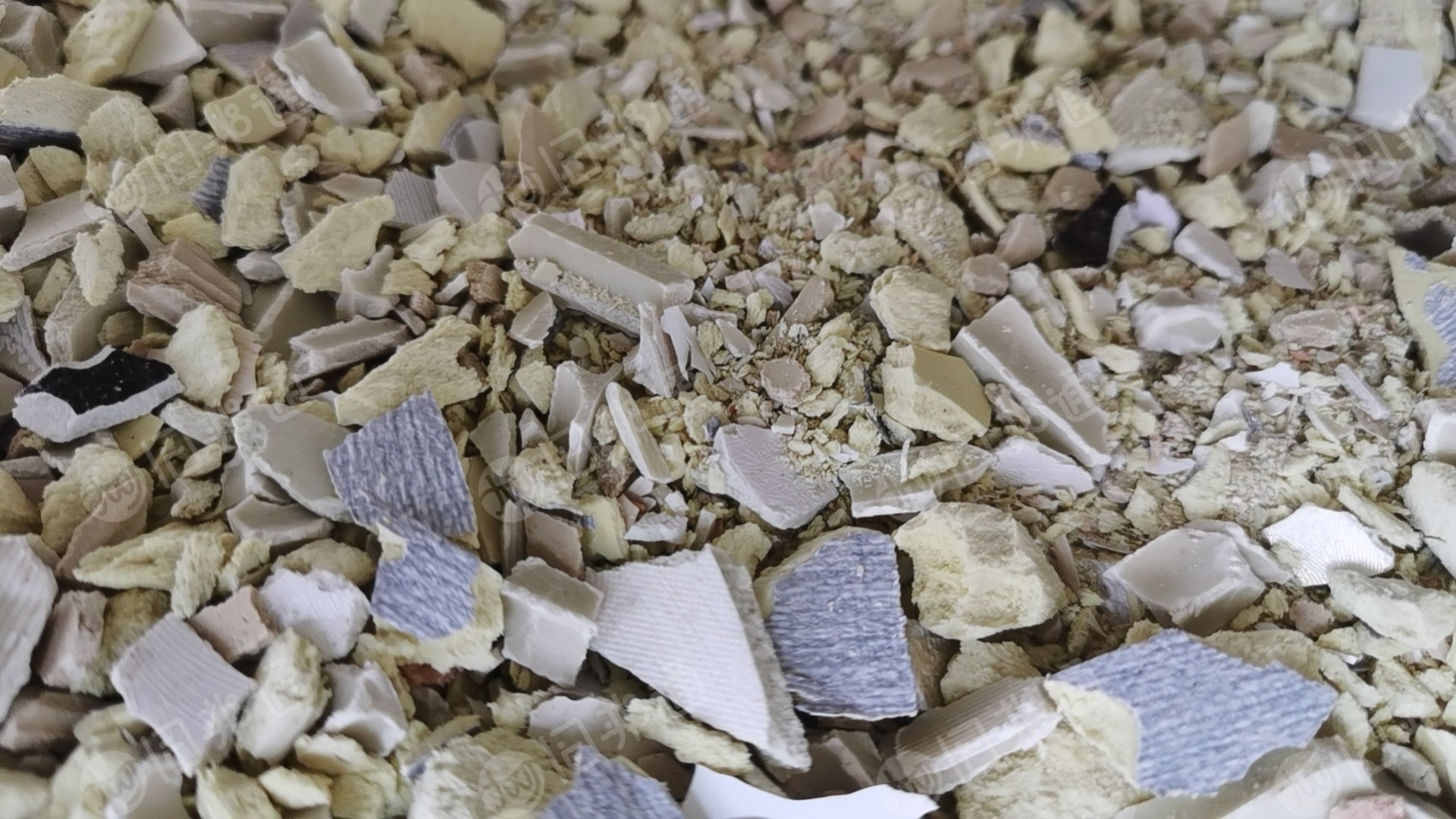 PVC墙板粉碎料长期出售,月供100多吨