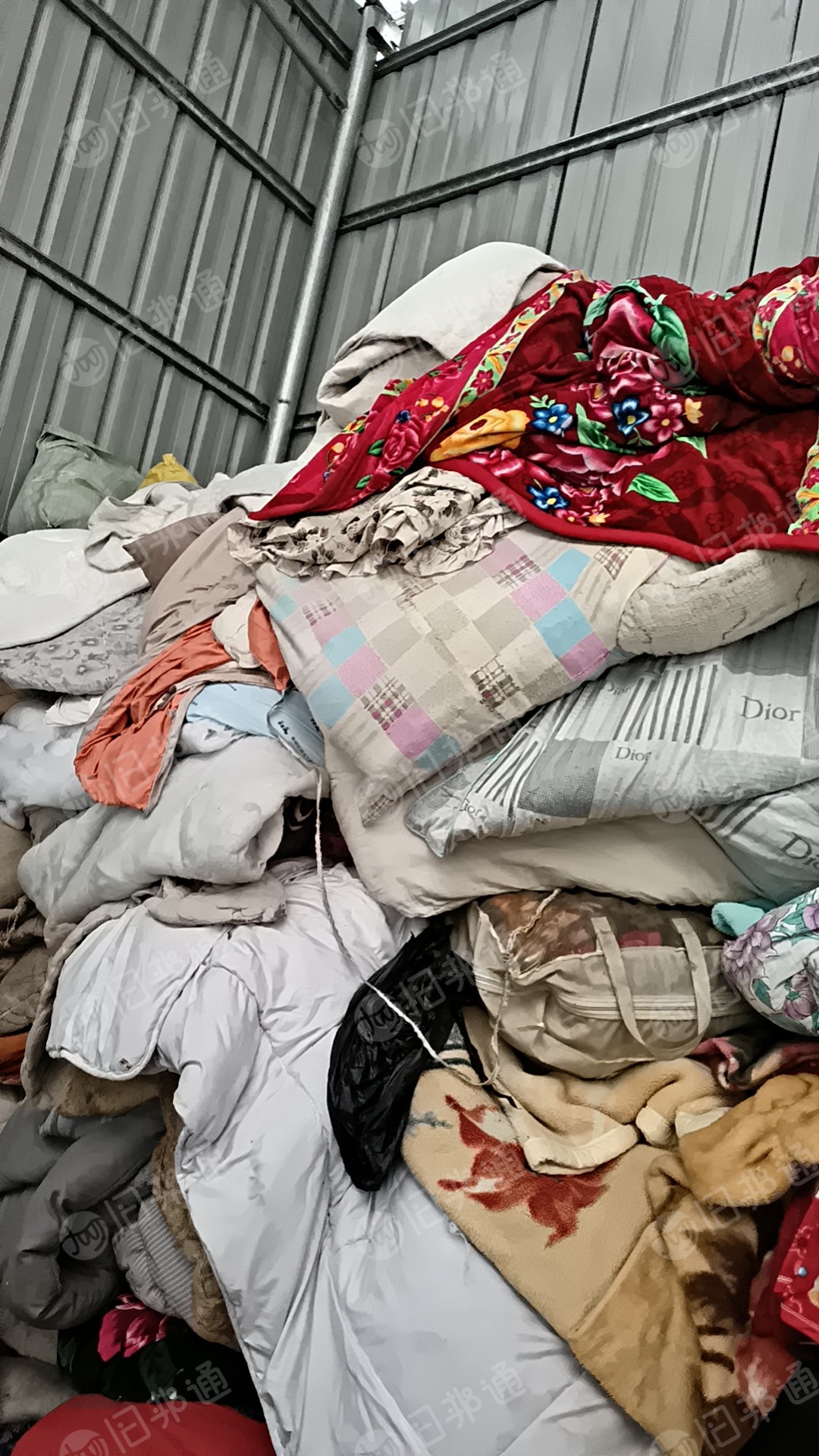 老棉丝绵被和旧衣服大白一起够9.6米一车出售