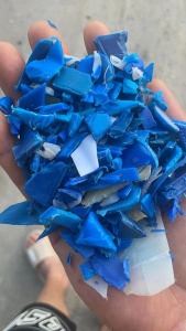 长期出售蓝桶破碎料