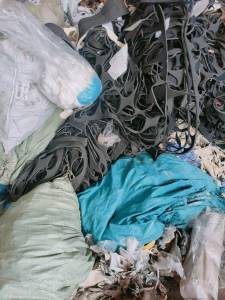 鞋厂鞋材，服装厂角料。可燃烧料，固废，大量回收