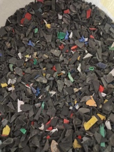 真石漆桶破碎料出售，现货20吨