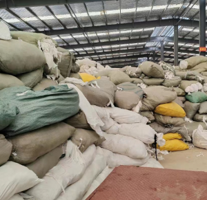 造粒厂大量回收无纺布，防护服下脚料