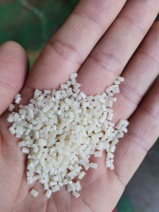 本厂大量生产ABS颗粒 PC  PC+ABS颗粒各种档次各种颜色也可根据客户需求专业定做