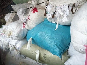 白色涤棉开花料20吨出售