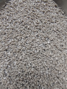 PE高压颗粒大量出售，过3层60目。月供100多吨