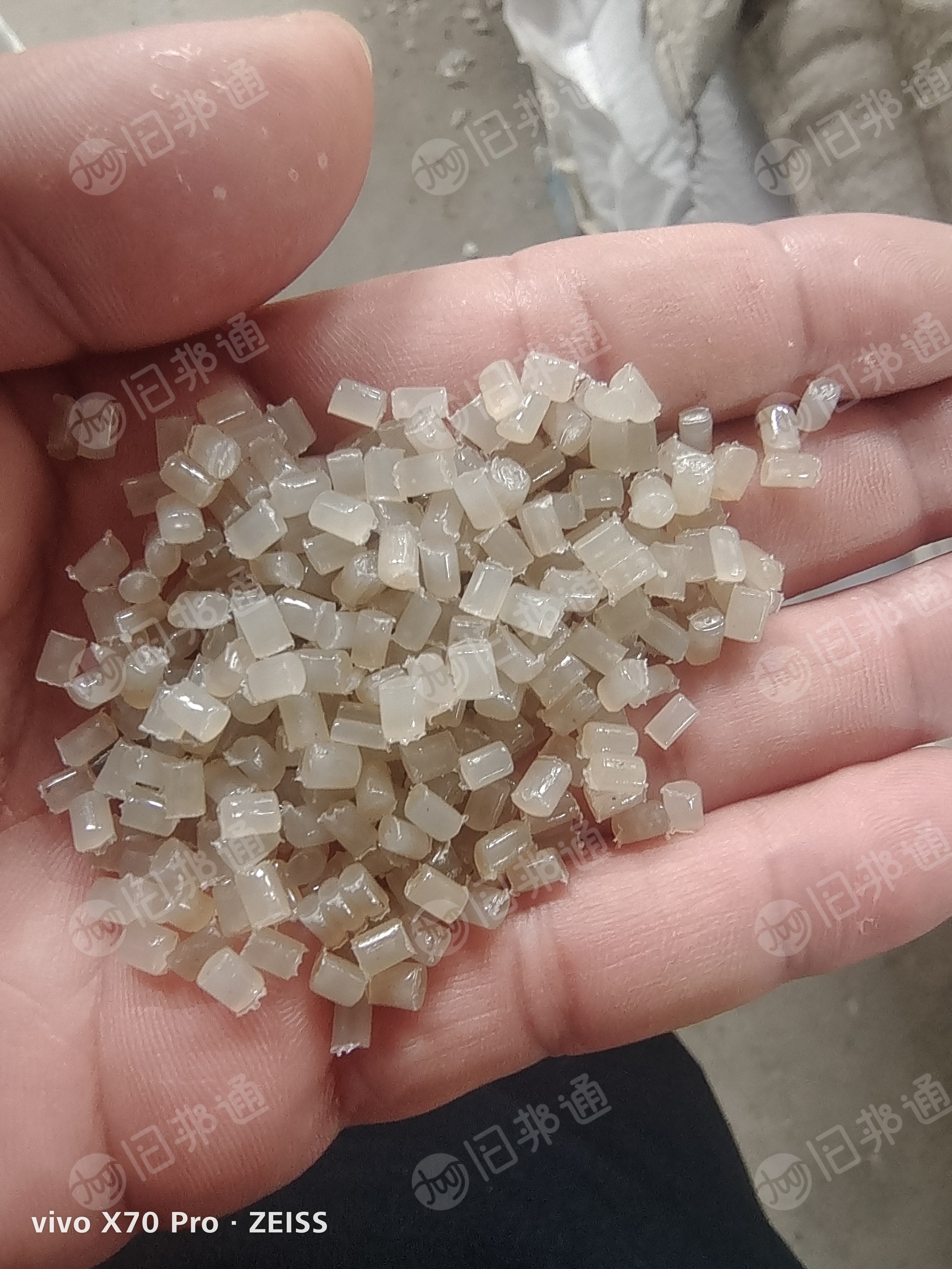 PE高压颗粒大量出售,过3层60目。月供100多吨
