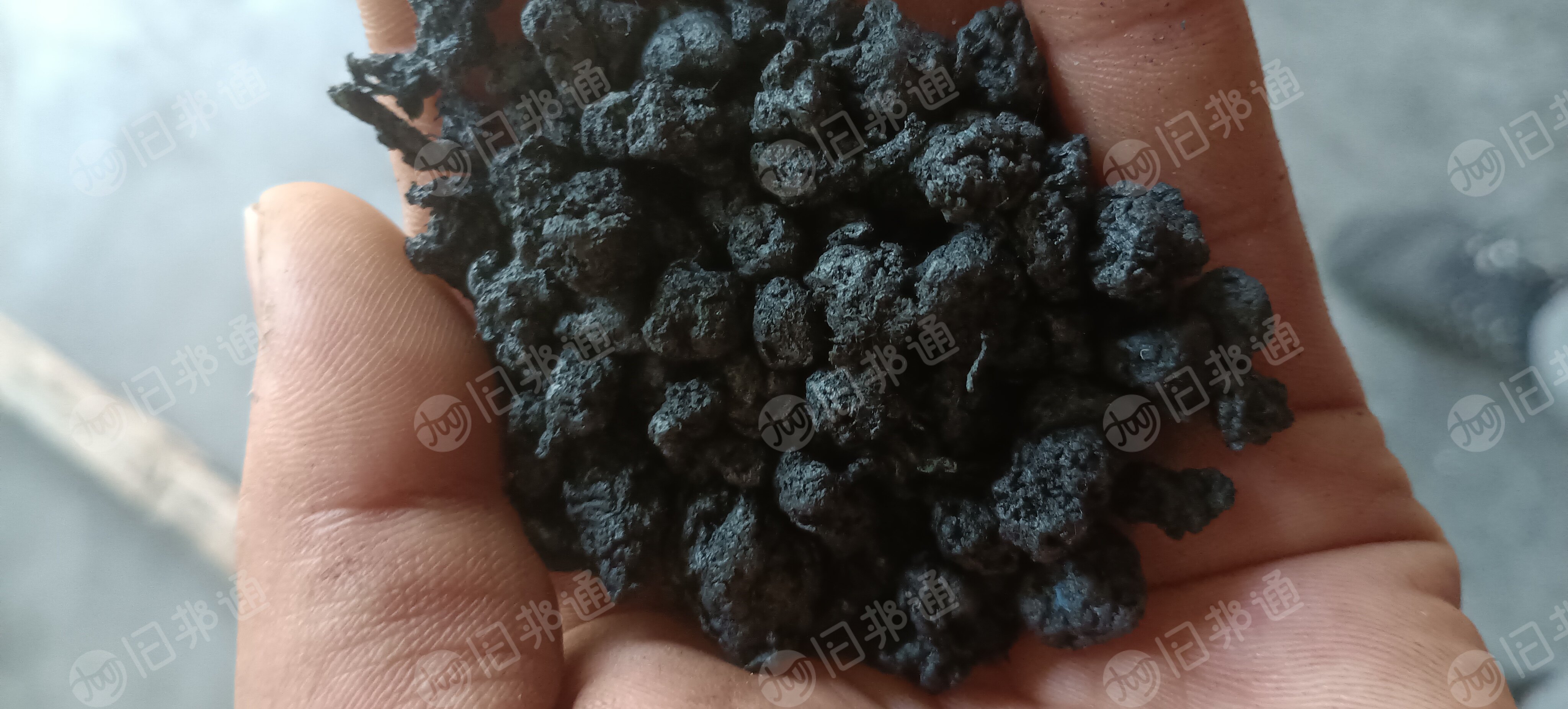 pet黑色泡料,长丝机无纺布下脚料制作下来的,现货18吨,长期出售