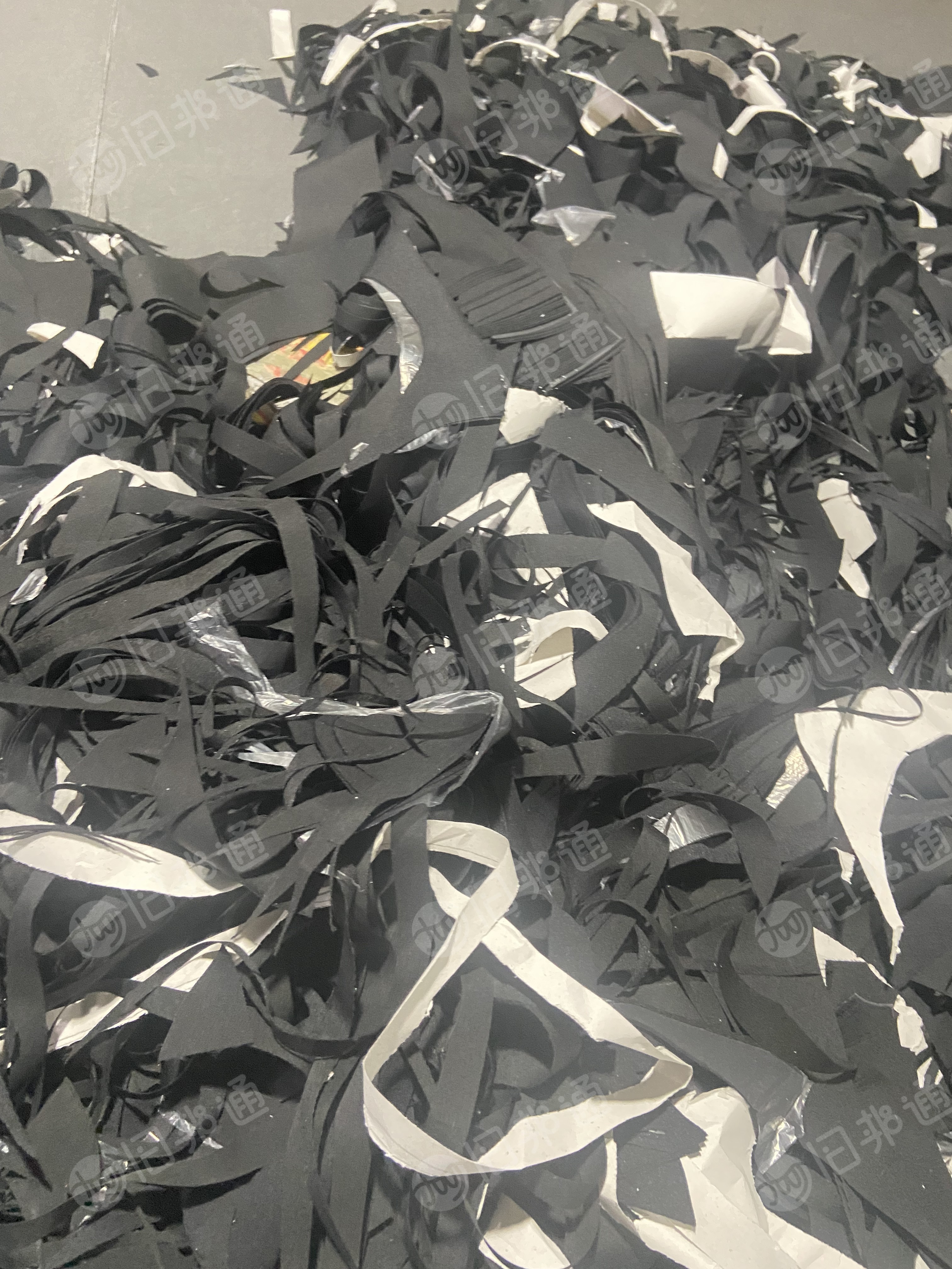服装厂裁床下脚料,涤纶跟三合一复合料,长期出售