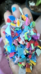 PP童车破碎料，PP带字涂料桶破碎料，PP花桶破碎料长期出售，月供几十吨