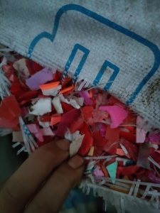 PP分色丙破碎料长期出售，月供几十吨。